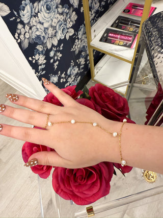 Chansutt Pearl Hand Chain